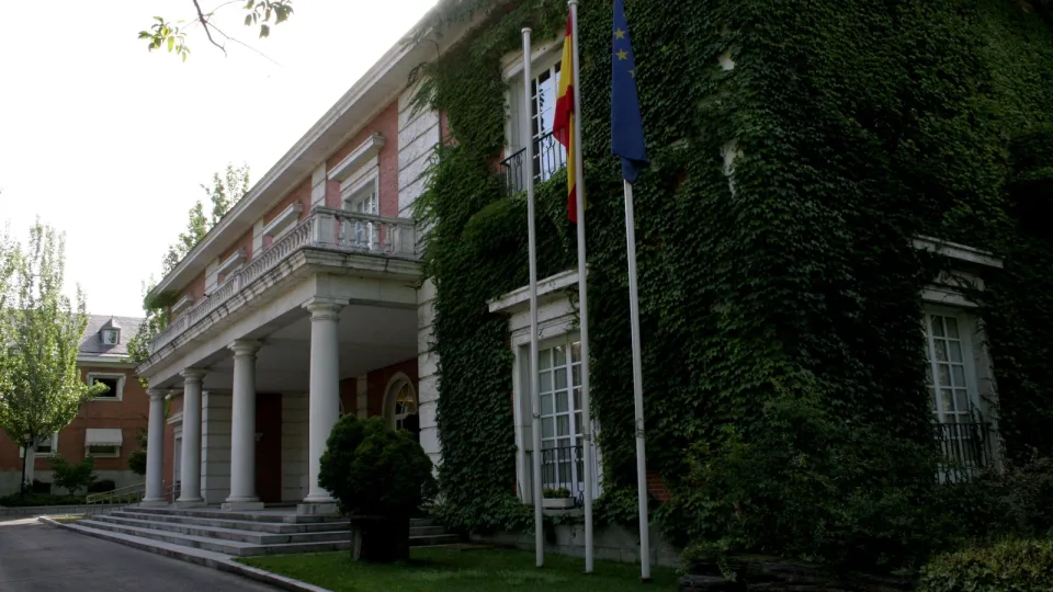 Fotografía de archivo: fachada del edificio del Consejo de Ministros en el Complejo de la Moncloa, Madrid, con las banderas de España y de la Unión Europea