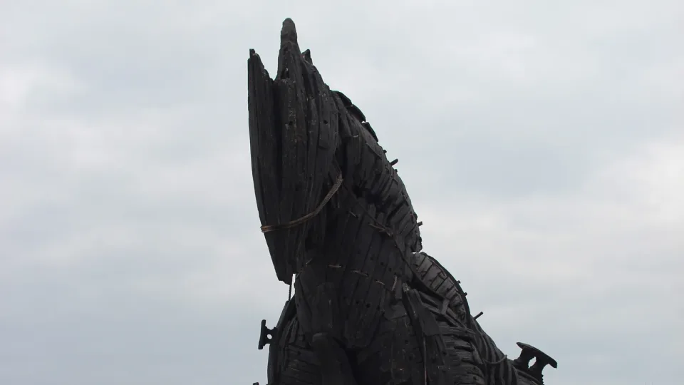 Fotografía de archivo: cabeza y torso de un gran caballo de madera, réplica del caballo de Troya, contra un cielo nublado